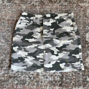 Kenzie Camouflage Green Beige  Mini Skirt size 4 NWOT